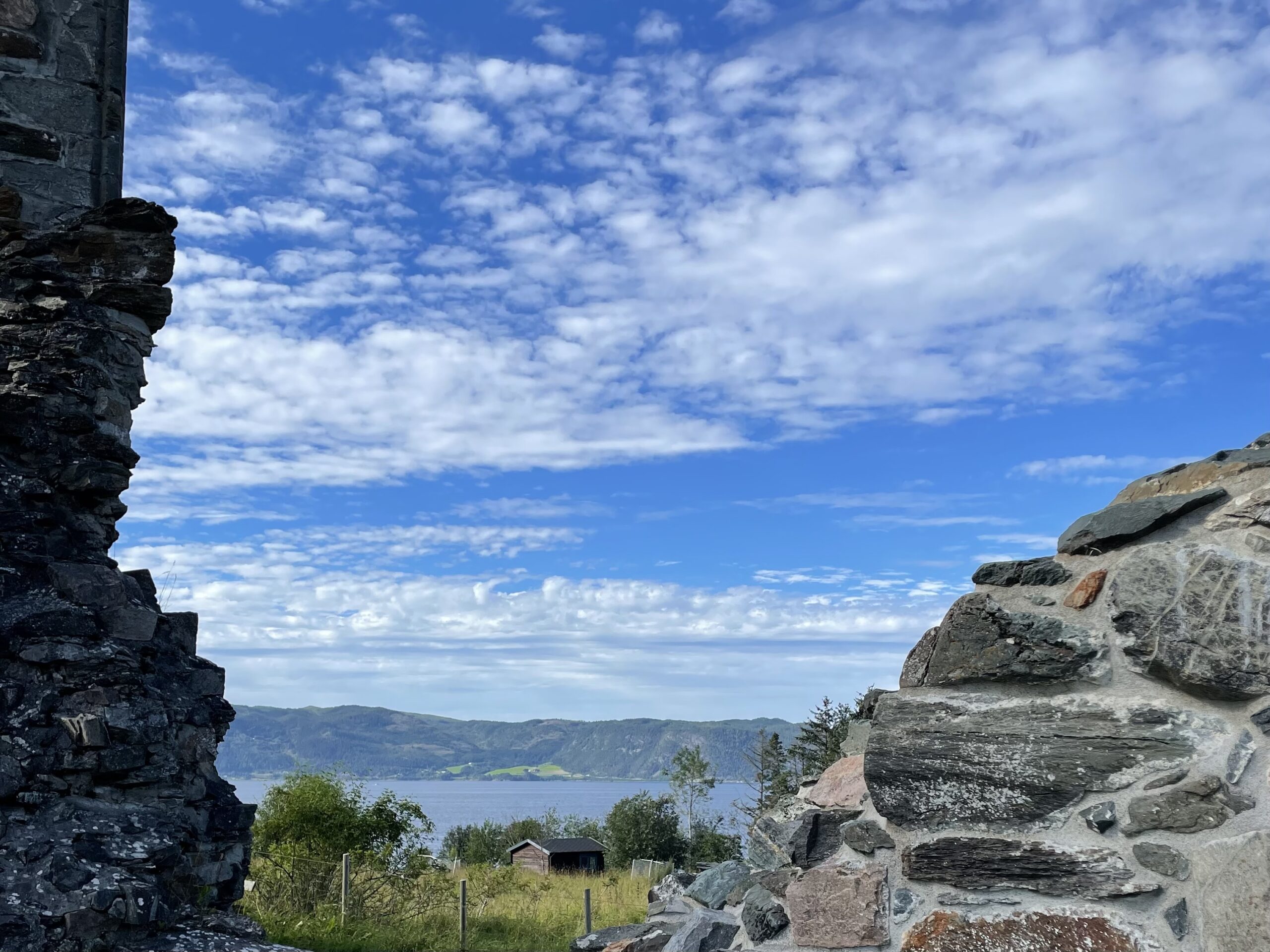 Trøndelag byr på mangfold. Her utsikt over Trondheimsfjorden fra klosterruinene på Tautra.